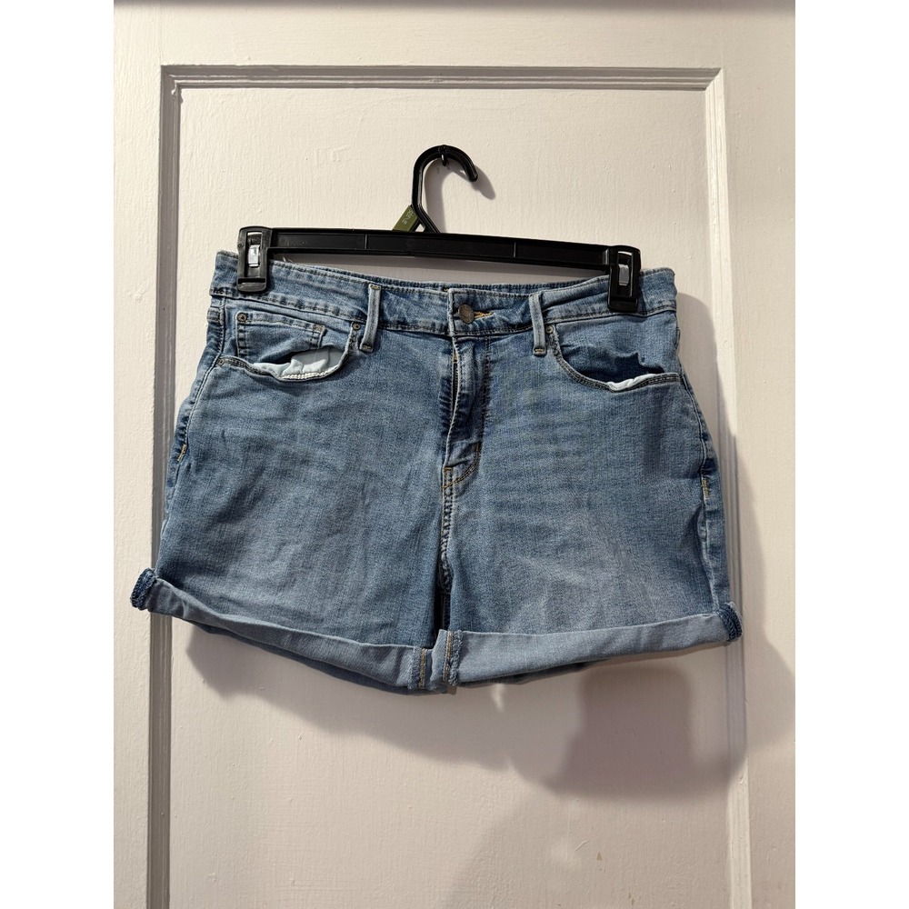Signature by Levi Strauss Light Wash Mid-Rise Shorts in 12